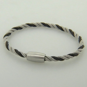 pulsera hilo enroscada gris y blanco